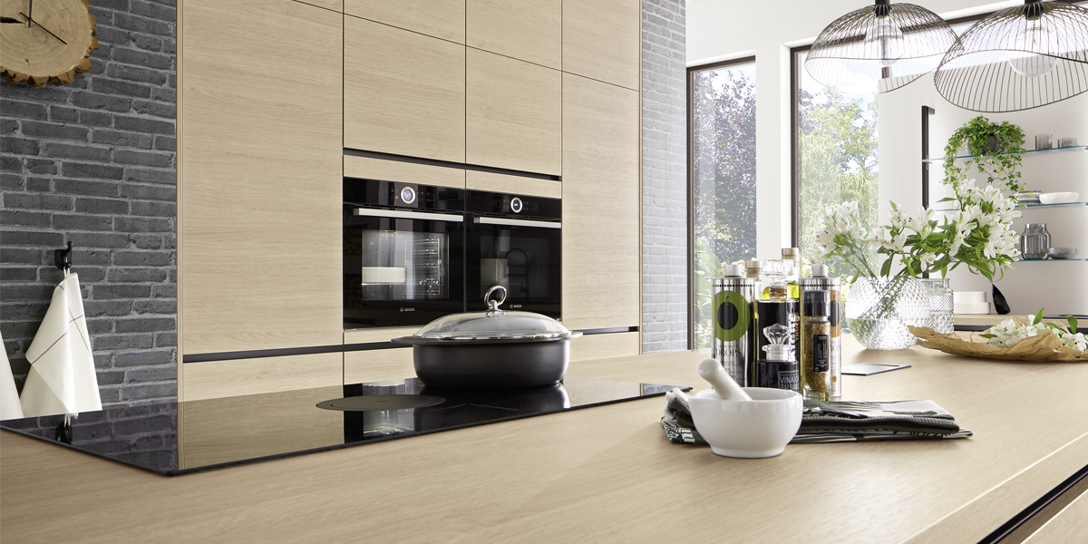 Er zijn vele mogelijkheden bij het kiezen van een afzuigkap. Bladafzuiging, plafondunits, wandafzuiging en of diagonale afzuiging*. Ongeacht welke keuze u maakt, alle afzuigkappen zorgen dankzij hun innovatieve techniek voor een fijne kookomgeving. * Vraag om specificaties aan uw keukenadviseur.