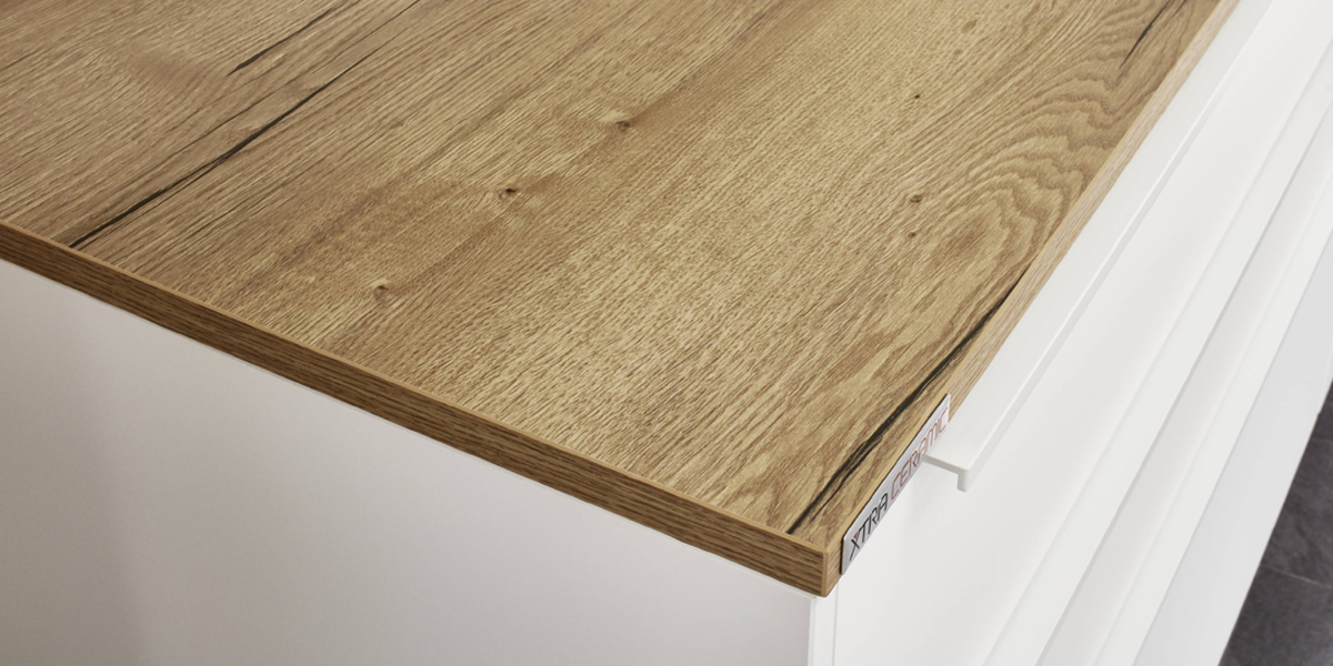 Werkbladen moeten bestand zijn tegen de meest uiteenlopende keukentaken en garant staan voor maximale hygiëne en duurzaamheid. Ze vormen ook een opvallend designelement. Bij ons vindt u keukenwerkbladen in talloze kleuren en texturen.